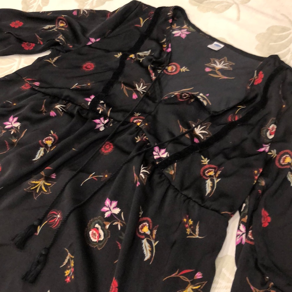 🌻 Old Navy black floral peasant blouse - Picture 10 of 10